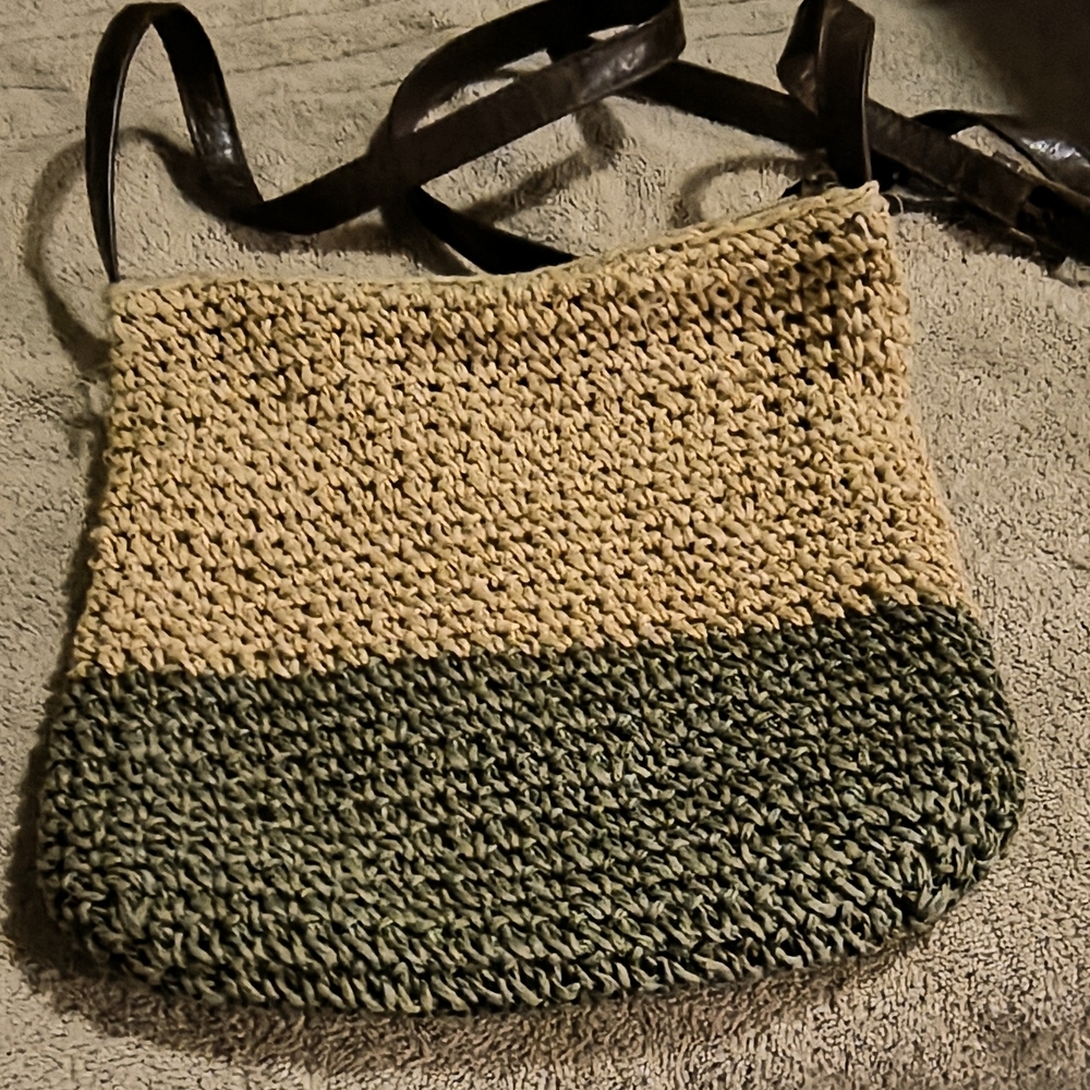 Chic Woven Shoulder Bag in Cream and Green